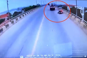 Khởi tố lái xe tải ép ngã 2 xe máy trên cầu rồi bỏ đi ở Phú Thọ