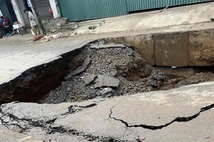 Xuất hiện 'hố tử thần', 7 hộ dân ở Hòa Bình phải sơ tán đi nơi khác 