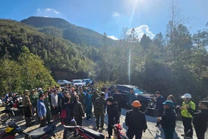 Ảnh: Các lực lượng nỗ lực chữa cháy tại Vườn Quốc gia Hoàng Liên