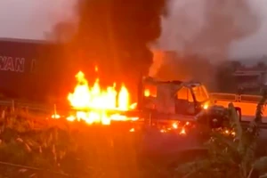 Xe đầu kéo cháy trên cao tốc