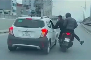 Tạm giữ 2 người đàn ông tạt đầu ô tô, đánh người trên đường vành đai 2