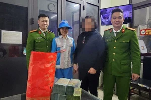 Mang túi tiền chứa 1,17 tỉ đồng bỏ vào thùng rác