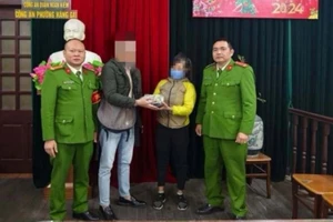 Nhặt 105.000 USD, người phụ nữ tưởng tiền âm phủ