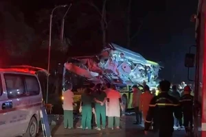 Xe container tông ô tô khách, 5 người tử vong