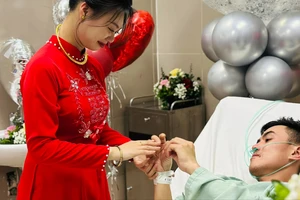 Đám cưới đặc biệt, cô dâu chú rể trao nhẫn cưới trong phòng cấp cứu ở Lạng Sơn