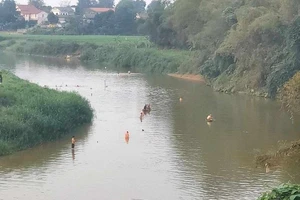 Nhóm 7 học sinh đi tắm sông, 2 em bị đuối nước tử vong