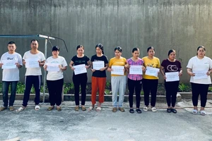 8 phụ nữ cùng 2 người đàn ông đánh bạc trên đồi