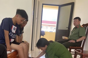 Tìm mẹ, hai anh em bị đi lạc, đói lả ở ven đường