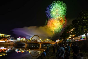 Pháo hoa rực sáng bầu trời Điện Biên trước ngày kỷ niệm chiến thắng Điện Biên Phủ
