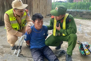 Quay xe bỏ chạy, vứt ma túy vào vườn nhà dân khi gặp công an