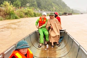 Hai mẹ con bị lũ cuốn trôi trong lúc ngủ tại lán trông ao cá
