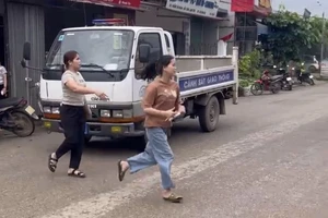 Nữ sinh được công an đến tận nhà đưa đi thi vào lớp 10