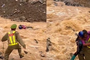 Chiến sĩ CSGT giải cứu cô gái giữa dòng nước lũ