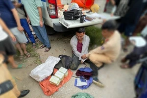 Kẻ vận chuyển 18 bánh ma túy vứt xe máy, balo khi gặp cảnh sát