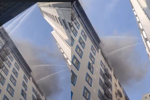 Chung cư 'bạn' phun vòi rồng hỗ trợ chữa cháy tòa nhà ở Bắc Ninh