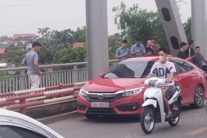 Tìm thấy thi thể nam thanh niên để lại ô tô rồi nhảy xuống sông Hồng