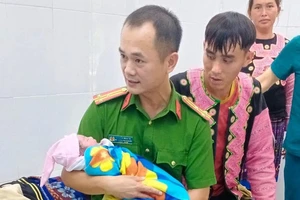 Công an đỡ đẻ cho sản phụ người Mông