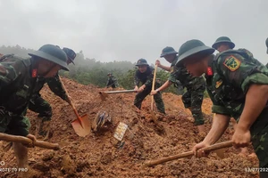 Vụ sạt lở đất đá vùi lấp xe 16 chỗ xảy ra như thế nào?