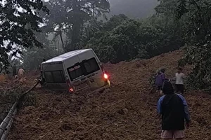 Hà Giang: Sạt lở đất đá trúng vào xe 16 chỗ làm 8 người chết, 4 người bị thương