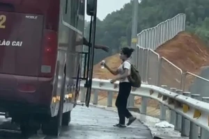 Đón cô gái trên cao tốc, tài xế xe khách bị phạt 11 triệu, tước GPLX 3 tháng