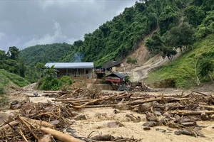 Người đàn ông mất vợ và con trong trận lũ quét lúc rạng sáng