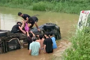 Sau tông nhau, 2 xe ô tô lật xuống ao, người dân phá cửa đưa người đi cấp cứu