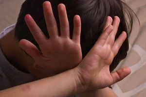 Đánh con trai 3 tuổi của người tình bất tỉnh vì không liên lạc được