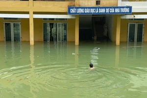 Hình ảnh thầy hiệu trưởng bơi vào trường ở Cao Bằng nhận được nhiều sự quan tâm