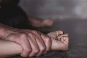 Điều tra nghi án thiếu nữ 16 tuổi bị cha dượng và anh trai của ông này xâm hại 