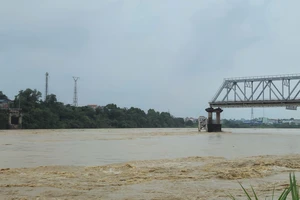 Tìm thấy 1 trong 8 nạn nhân mất tích vụ sập cầu Phong Châu