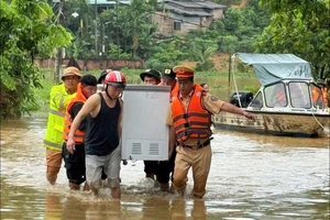 Phú Thọ huy động quân đội, công an hỗ trợ người dân tránh lũ