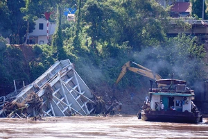 Chi phí trục vớt phương tiện, nhịp cầu Phong Châu bị sập