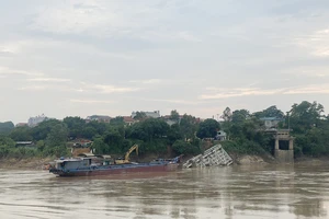 Trục vớt ô tô tải bị rơi xuống sông trong vụ sập cầu Phong Châu