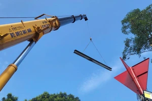 Đơn vị trục vớt đưa những bộ phận của cầu Phong Châu rơi xuống sông lên bờ