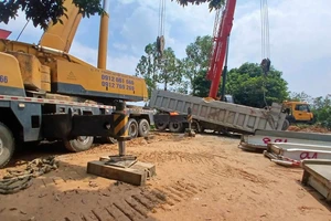 Vụ sập cầu Phong Châu: Phát hiện thi thể trong cabin xe đầu kéo 