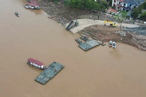 Sẽ đóng, mở cầu phao Phong Châu khi có phương tiện thủy lưu thông