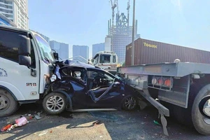 Ô tô con biến dạng trong vụ tai nạn liên hoàn ở Hà Nội