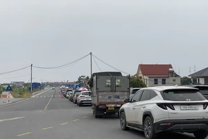 Điều chỉnh thời gian đóng mở cầu phao Phong Châu