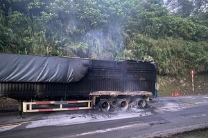 Cháy xe đầu kéo chở 20 tấn ngô trên Quốc lộ 6