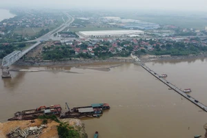 Hiện trạng cầu Phong Châu khi nước sông Hồng giảm 6 mét