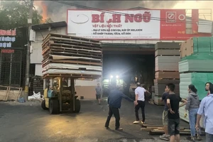 Vụ cháy ở KCN Chàng Sơn: Chuyển ván công nghiệp khỏi kho để tránh cháy lan