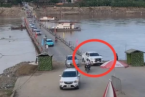 Xử phạt xe bán tải vượt sai quy định tại cầu phao Phong Châu