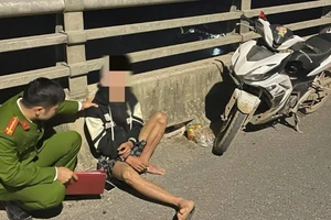 Vận động 2 người bỏ ý định tự tử ở cầu Văn Lang