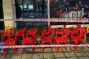 Mang ghế nhựa 'xếp lốt' mua vé xem trận Việt Nam - Indonesia