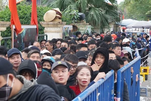 Chen lấn trong ngày đầu mở bán vé xem đội tuyển Việt Nam thi đấu tại Phú Thọ