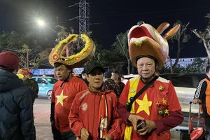 Hàng ngàn cổ động viên đổ về sân Việt Trì xem trận Việt Nam - Indonesia