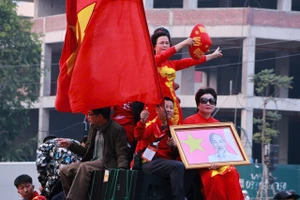 Cổ động viên tiếp lửa cho đội tuyển Việt Nam, đốt pháo sáng đổ về sân Việt Trì