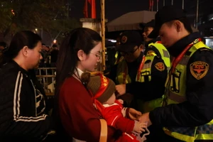 Vợ Quang Hải bế con trai đến Việt Trì cổ vũ chồng thi đấu