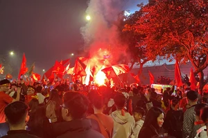 Cổ động viên đổ ra đường mừng chiến thắng của Đội tuyển Việt Nam