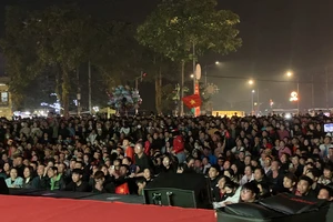 Hàng ngàn người Phú Thọ ngồi công viên xem chung kết AFF CUP 2024